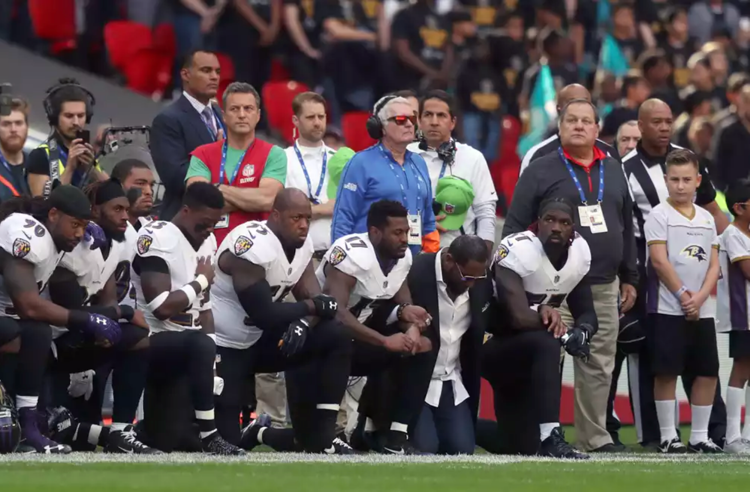 Footballeurs Américains contre Donald Trump : #Taketheknee